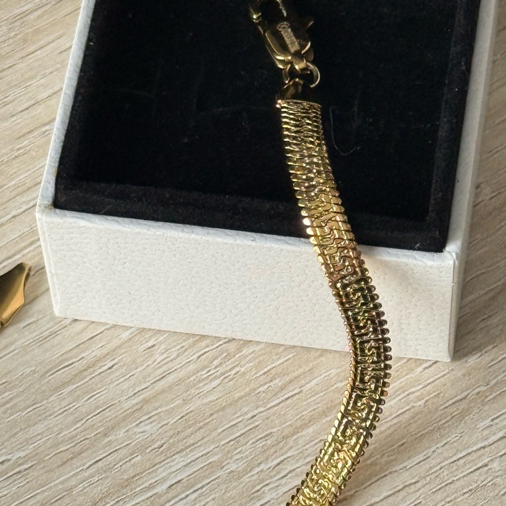 Elegant Gold Herring Bone Bracelet - Picture 3 of 3